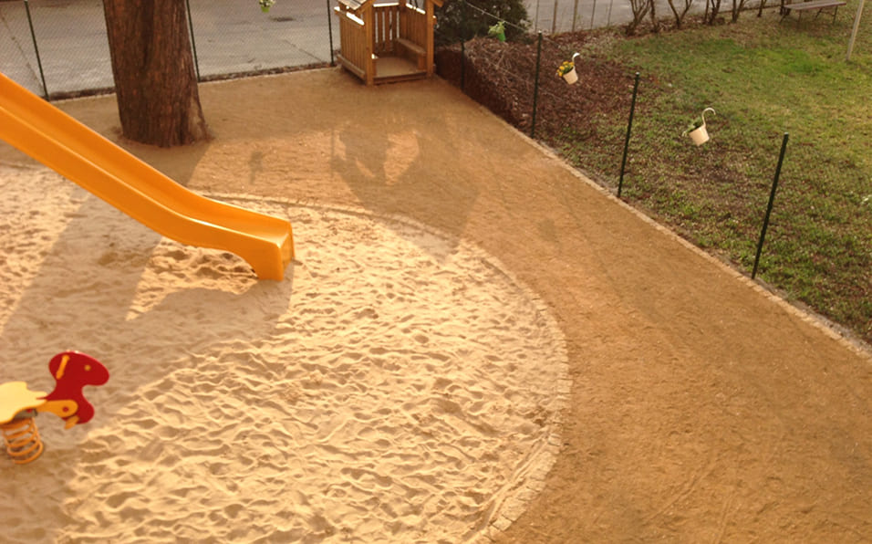 Fertiggestellter Spielplatz mit Rutsche und Wippe in sonniger Umgebung