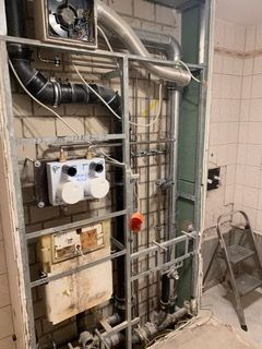 Sanitärinstallation mit Trockenbauwänden und Rohrleitungen